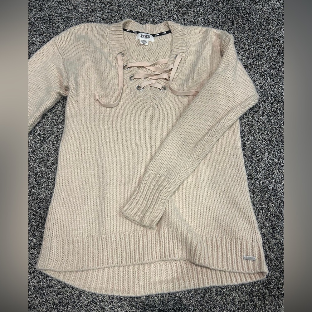 Sweater with tie